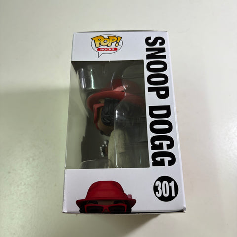 BOX FLAWS VIEW PHOTOS Snoop Dogg - Funko Pop Rocks 301 Vinyl Figure (11.4 Cm L × 8.9 Cm W × 15.9 Cm H)