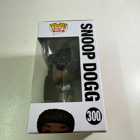 Snoop Dogg - Funko Pop Rocks 300 Vinyl Figure (11.4 Cm L × 8.9 Cm W × 15.9 Cm H)