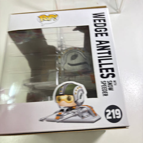 BOX FLAWS VIEW PHOTOS Wedge Antilles with Snow Speeder - Star Wars Funko Pop 219 Exclusive (22.8 Cm L × 16.5 Cm W × 14 Cm H)