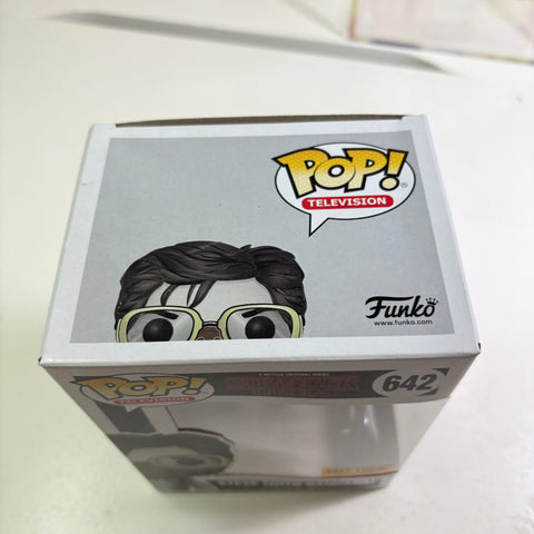 BOX FLAWS VIEW PHOTOS Steve with Bandana - Stranger Things Funko Pop 642 Exclusive Vinyl Figure (11.4 Cm L × 8.9 Cm W × 15.9 Cm H)