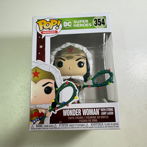 Wonder Woman (Holiday) - DC Funko Pop 354 Vinyl Figure (11.4 Cm L × 8.9 Cm W × 15.9 Cm H)