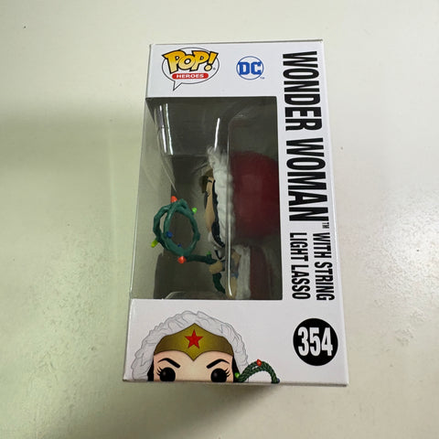 Wonder Woman (Holiday) - DC Funko Pop 354 Vinyl Figure (11.4 Cm L × 8.9 Cm W × 15.9 Cm H)