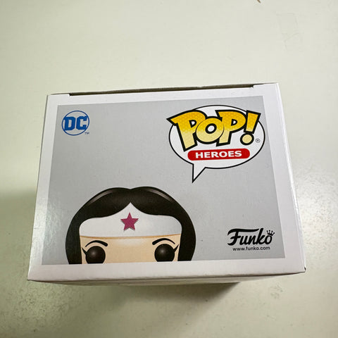 Wonder Woman (Pink) - DC Funko Pop 350 Vinyl Figure (11.4 Cm L × 8.9 Cm W × 15.9 Cm H)